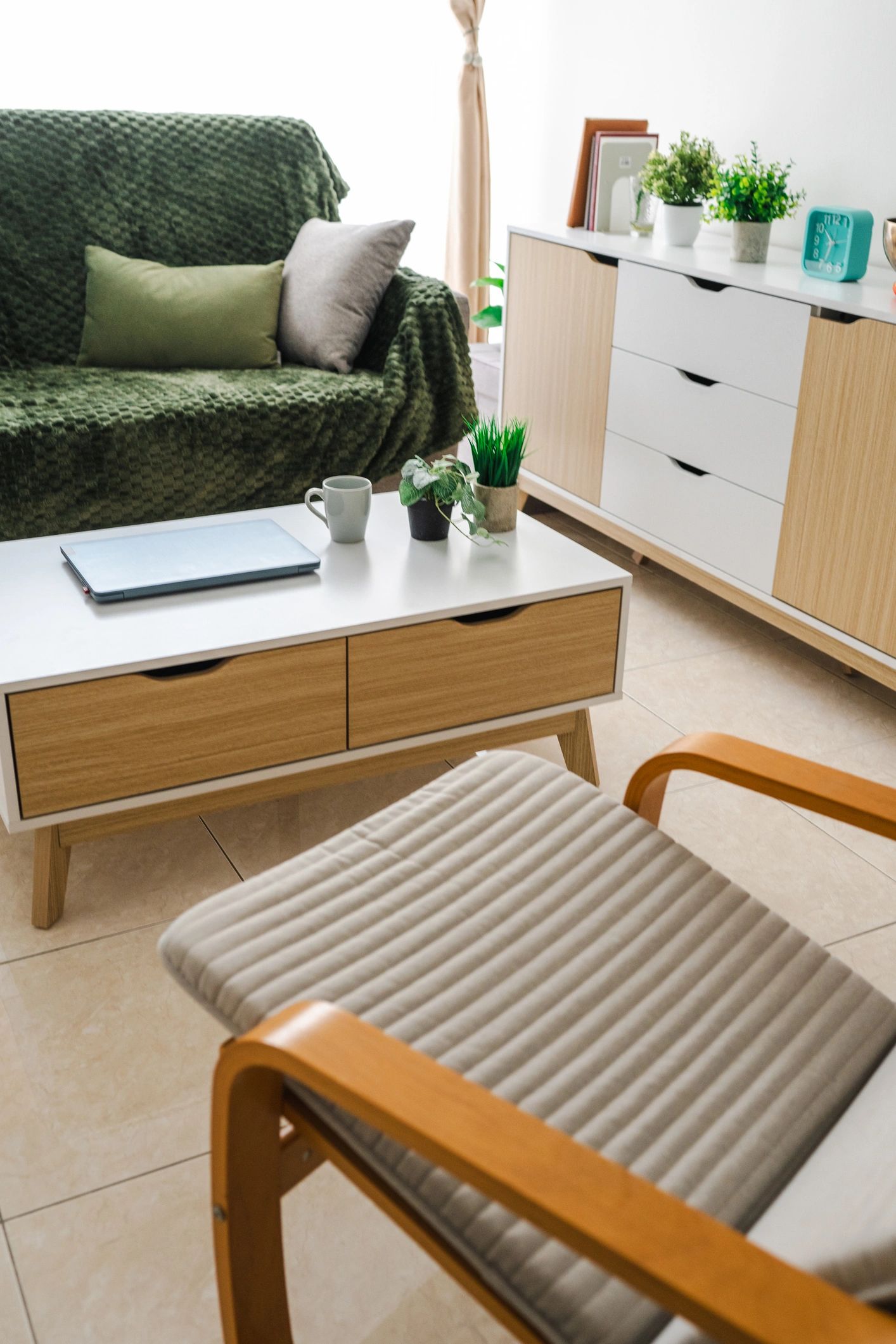 Salón de estilo sereno con mobiliario y decoración natural